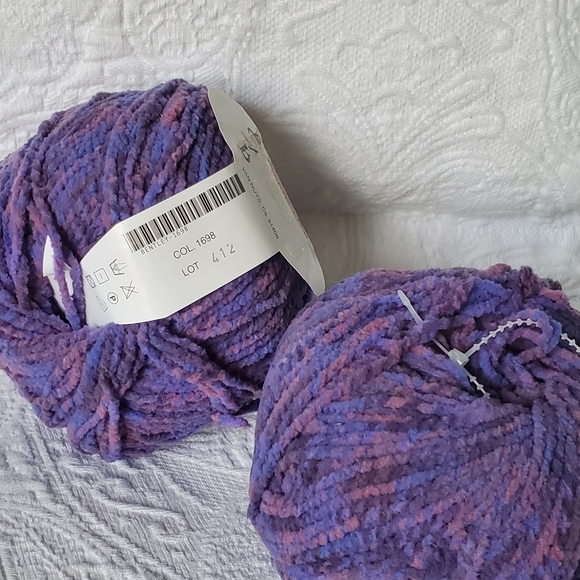 Discontinued Trendsetter Yarn - Bentley- 2 Skeins NWT - Picture 4 of 5